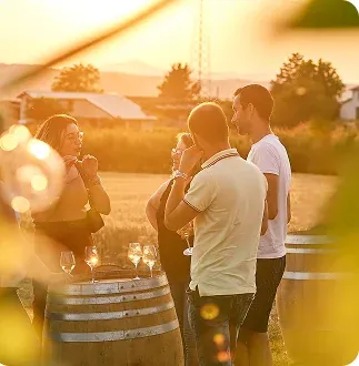 Un groupe de personnes dégustant du vin en extérieur.