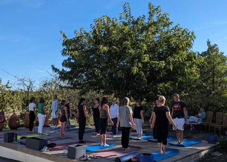 Yoga en groupe au Clos Troteligotte